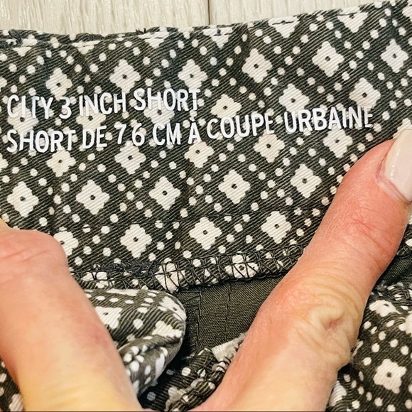 KHAKIS by GAP City 3 Inch Dark Green and White Short Shorts Size 8 - Picture 7 of 13